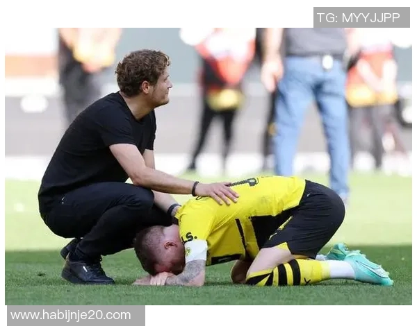 足球明星在比赛中被热情球迷感动泪洒赛场展现真情瞬间 足球明星在比赛中被热情球迷感动泪洒赛场展现真情瞬间